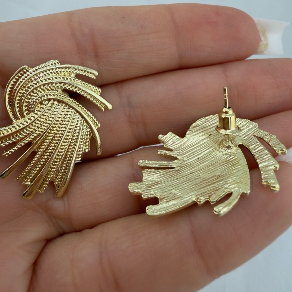 New Elegant Gold-Tone Women's Earrings - Picture 5 of 9
